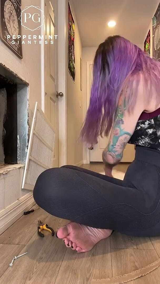 Peppermint Giantess: 6'7 Barefoot Giantess Towers Over Everything at Home! Height Comparisons +...