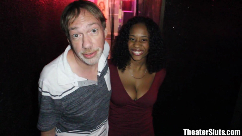Theater Sluts: Peituda feliz beleza negra cadela riu através do teatro gangbang!