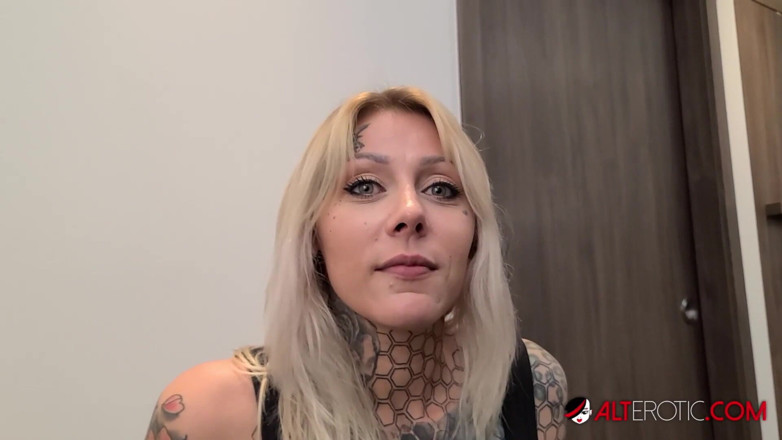 Alt Erotic: Nayomi Sharpはチンポを吸い込み、負荷を飲み込みます