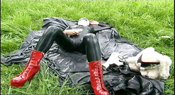 Fetish Desire: Hamba fetish dalam lateks berjalan dan menghisap dildo di rumput