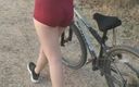 Eliza White: Їзда на велосипеді і миготлива дупа