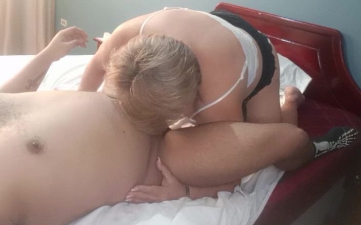 Milfta boohot: Orta yaşlı seksi komşum karım evde yokken yarak emiyor