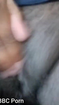 Primo piano sgrillettando la mia grassa figa pelosa nera