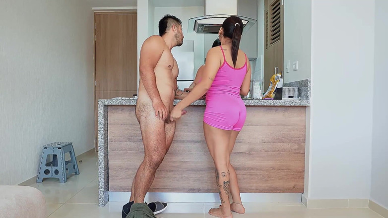GIULIANA_BIG: Je baise mon beau-frère dans la cuisine devant ma demi-sœur - ça...
