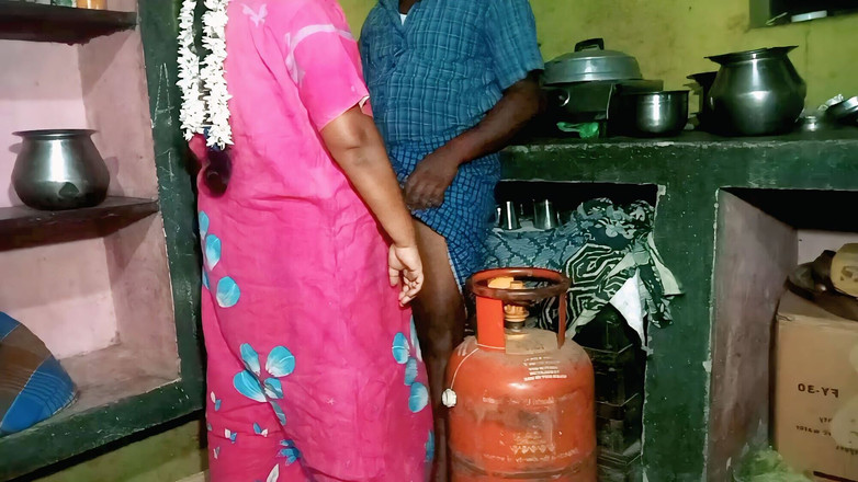 Priyanka314: 乡村女孩kichen狗式