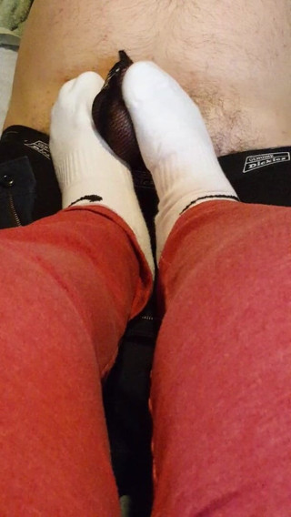 Miss Sock trampler: Pisoteando su polla con mis calcetines blancos