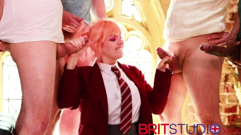 Brit Studio: Kitty in uniforme del college pompino di gruppo