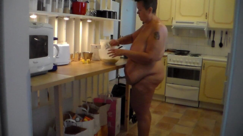 Sex hub couple: Jen is baking nude