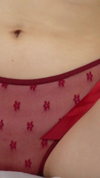 Cewek hot rambut merah lagi asik fingering memeknya pakai lingerie merah