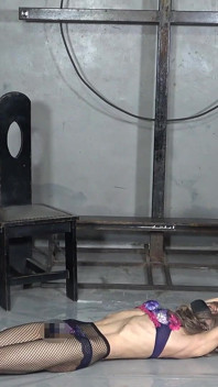 Sahibenin çapraz giyinen mazoşist adama cezası straponla gırtlağına kadar alıyor, ateşli ağda ve kırbaçlama