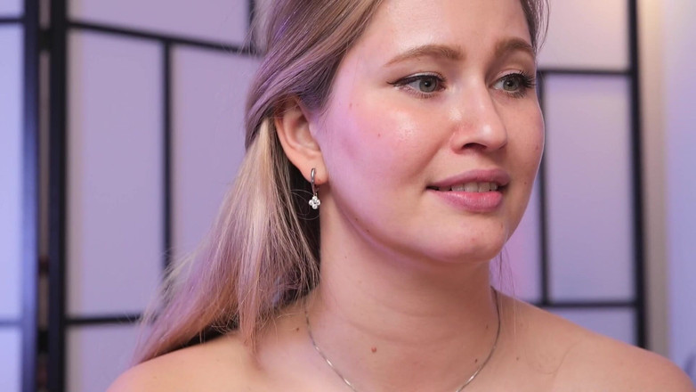 Stella Cardo: Seksi çoraplar giydi ve bacaklarını açıyor