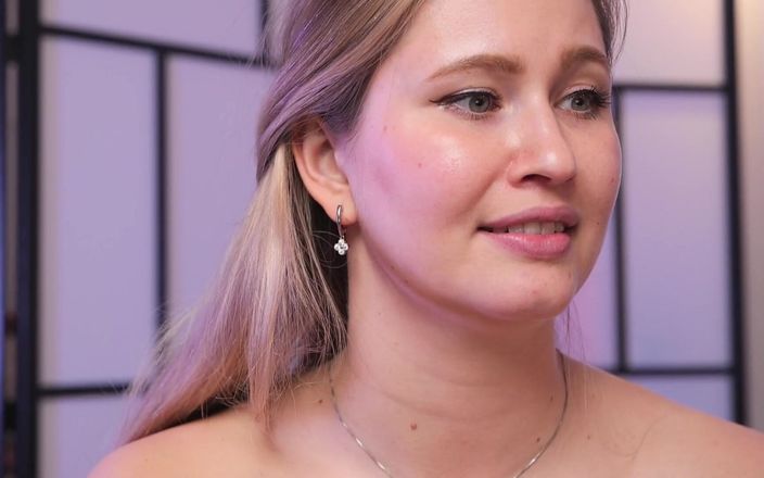 Stella Cardo: Seksi çoraplar giydi ve bacaklarını açıyor