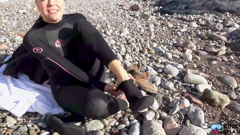 UKCuteGirl Lucy Lauren: Wetsuit-schlampe lustig macht dich dafür, dass du deine eier festfriert...