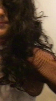 Pantat dan tenggorokan crossdresser yang lagi sange berat di-gangbang