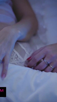 สามคนเซ็กซี่กับสาวผมทองสองคน