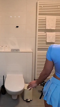 Drobna piękność gorąca brunetka babe w najszybszej spódniczce mini zdejmuje majtki, aby flashować jej ciasne cipki i nagi tyłek