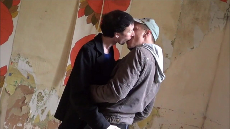 Gaybareback: Twink innocente usato da Julian Kido in esibizione