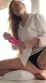 Orgasmo che squirta davanti alla finestra. Seduzione dei Vicini!