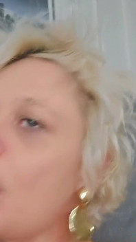 Olgun anne ıslak küçük amcığıyla iyi bir domuzla oynuyor