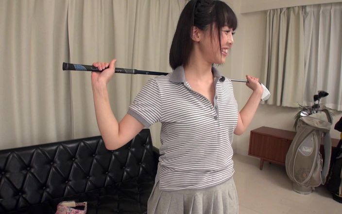 Asian Slit Sluts: 甜美的日本荡妇从她的高尔夫教练那里得到奶油精液