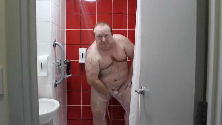 brummieboi89: Papi oso duchándose en hotel