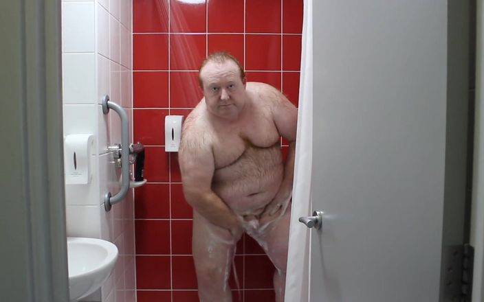 brummieboi89: Daddy Bear otelde duş alıyor