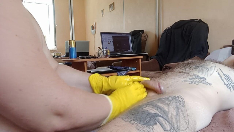 Zona901: Une grosse branle ma bite dans des gants et avec...