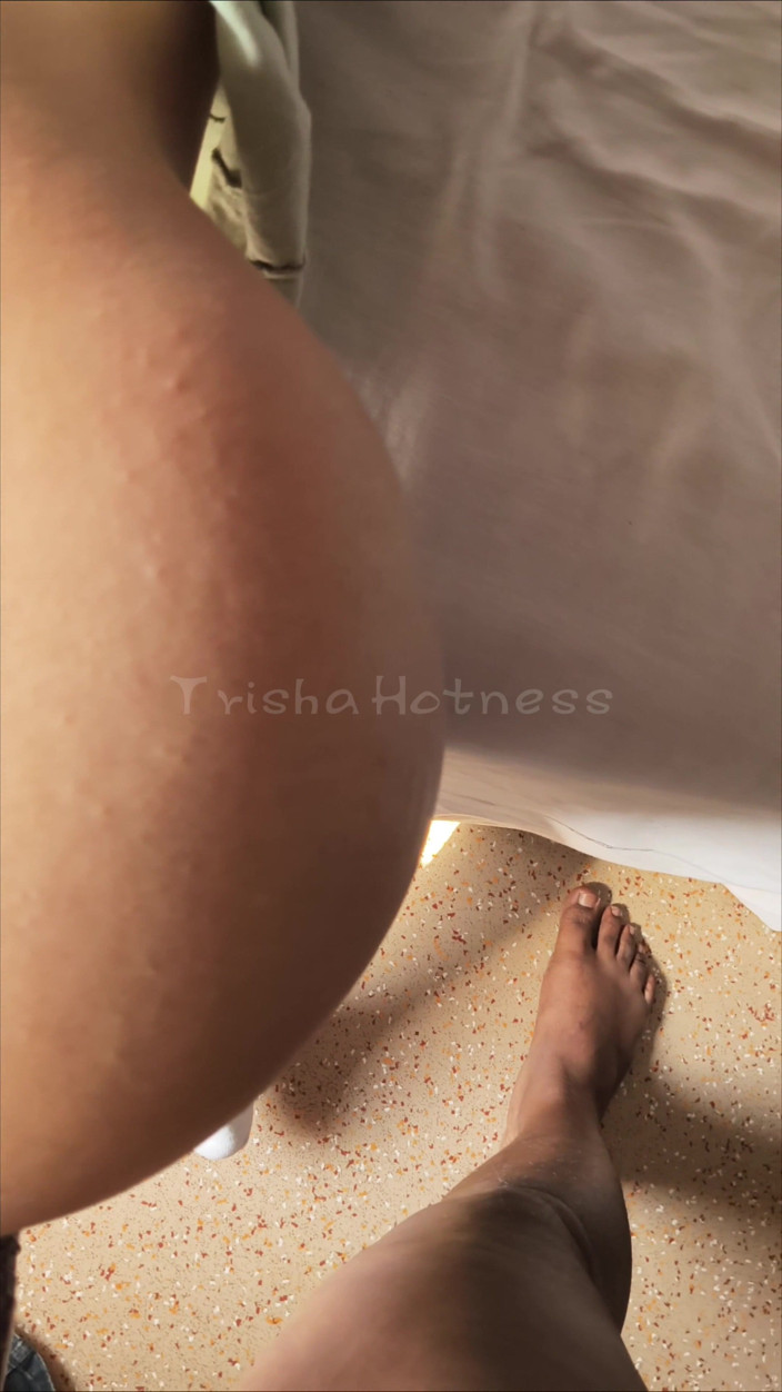 Trisha Hotness: Tren seksi domaltarak prezervatifle sikiliyor