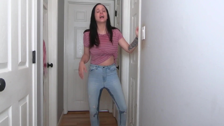 Quinn brooks: Bathroom Door Stuck Pants Pissing- Wmv