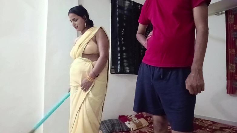 Riyagueen: riya bhaabhi apne maalik ke yahan jhaaroo pochha laga rahi...