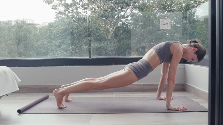 Gina Gerson: Nacktes Yoga auf dem Balkon