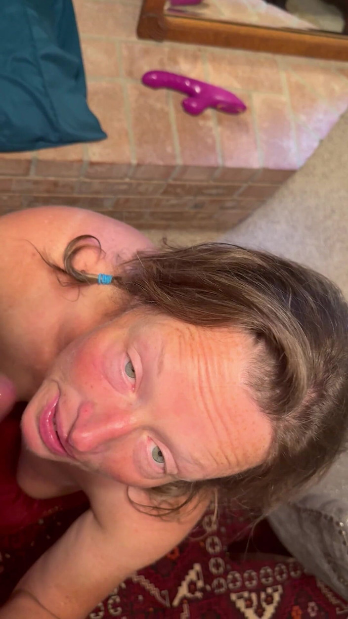 Bonewizzard69: MILF Królowa masturbuje się w lustrze, a następnie osusza swoje...