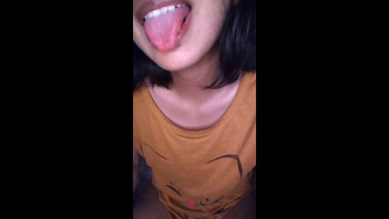 Indian Senu: Hintli desi kız göğüslerine dokunuyor ve amına mastürbasyon yapıyor