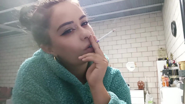 fartingclub01: 봉제 후디를 입고 담배를 피우다