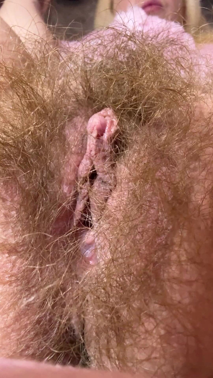 Cuteblonde666: Primer plano de mi coño peludo mientras fuma un tabaco