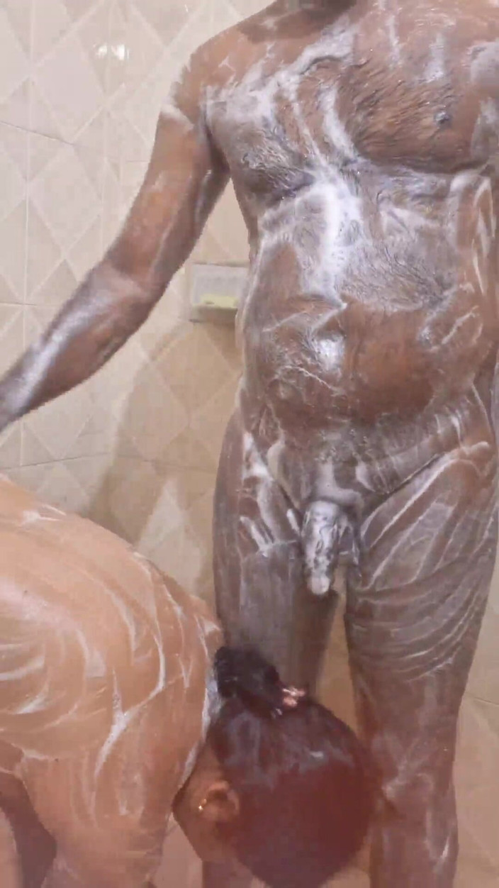 Sexy sindu: Mătușă făcând baie în sari cu soțul