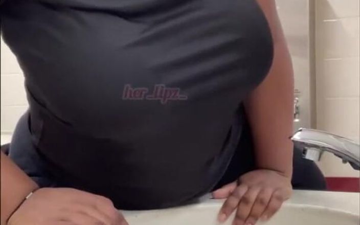 Anye Meshell: Une fille excitée se tape le lavabo de la salle...