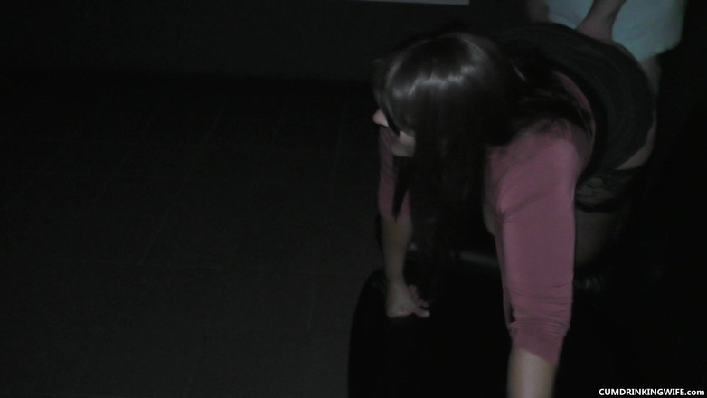 Cumdrinking Wife: Gangbang breeding besar-besaran di bioskop