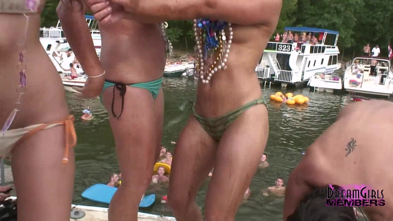 Dream Girls: Quente festa de coeds totalmente nua no lago dos Ozarks