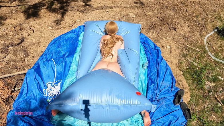 Destination Kat: Gigante inflável transando com Rebolando