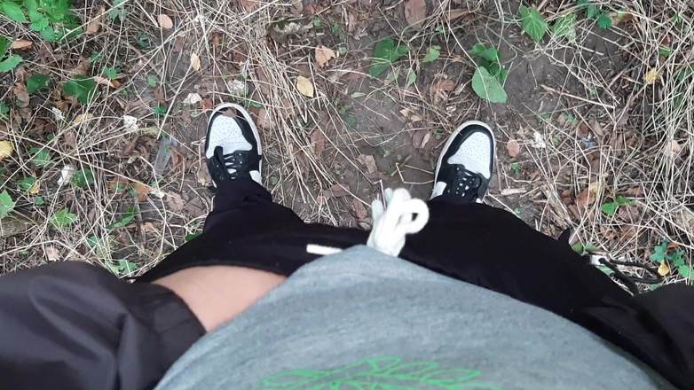Lesbian-candys: Riskante lesbische masturbation im wald