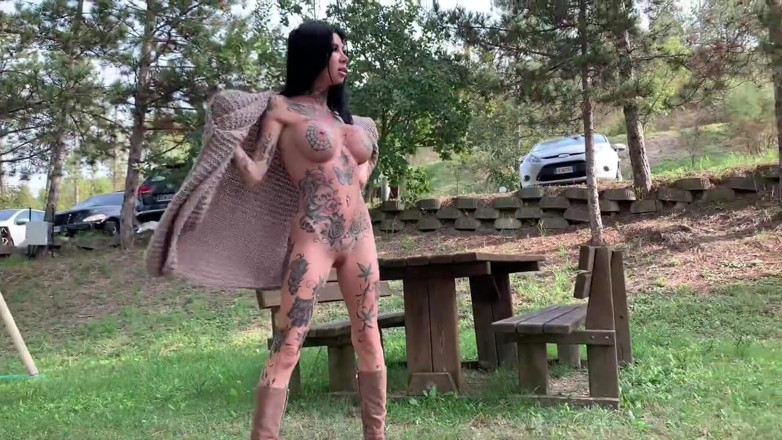 Megan Inky: Spogliarello su un parco