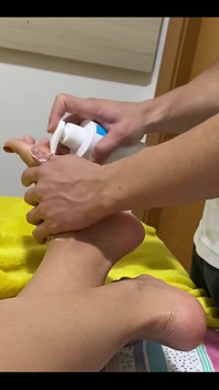 Aujourd’hui, j’ai convaincu Mrpine de me mettre de la lotion sur les pieds