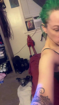 Zierliches kleines sexy schätzchen gibt einem großen, harten schwanz footjob