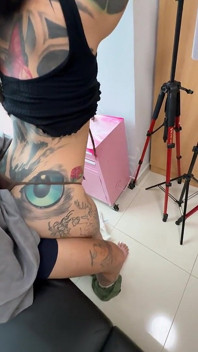 Îmi fac sex cu clienta mea înainte și după ce o tatuez