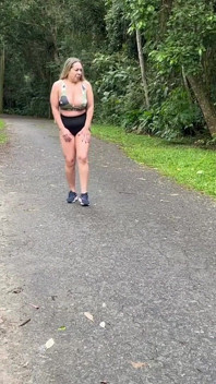 Mulher Carente Por Ausencia Do Namorado, Nao Resiste a Vontade Com Estranho No Parque