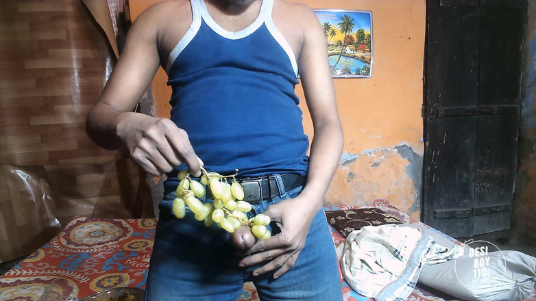 Desiboy110Ankit: Un garçon pisse avec des raisins se masturbe tout seul à...