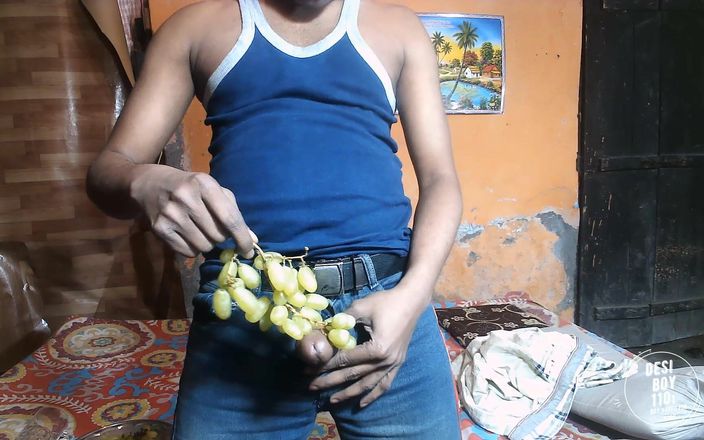 Indian desi boy: Паренек писает с виноградом, писает, наслаждается мастурбацией в одиночестве в домашнем раннем утреннем развлечении