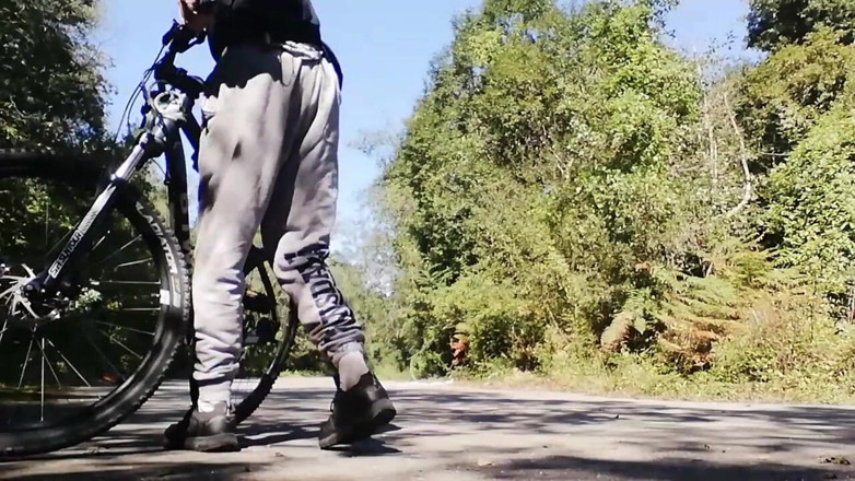 Culopeke: Tânăr care se joacă cu bicicleta cu un vibrator în cur