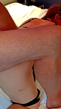 Aldatan orta yaşlı seksi kadın otel odasında patronum tarafından sikiliyor